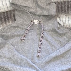 NYC light crop hoodie 🤍